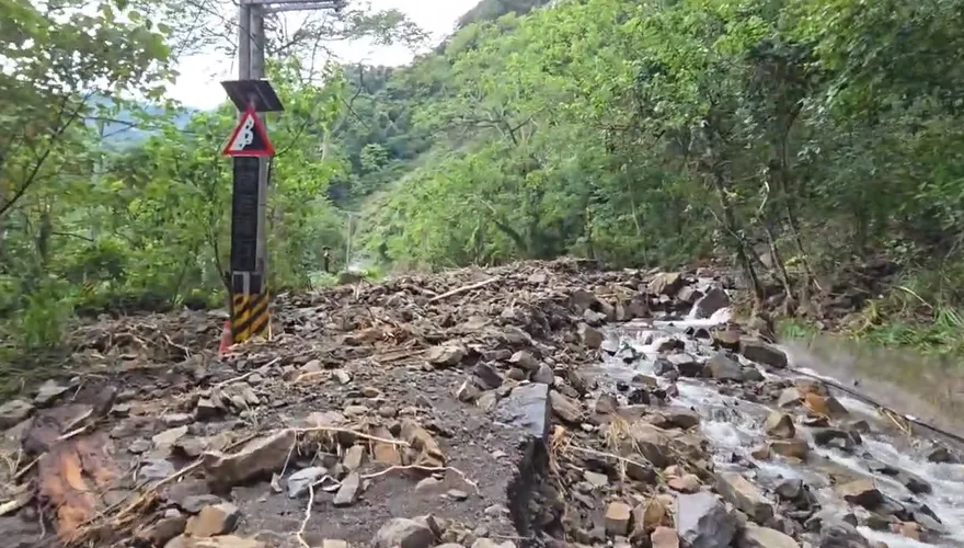 影/巴威暴雨侵襲！苗栗南庄「大量巨石崩落」砸碎道路