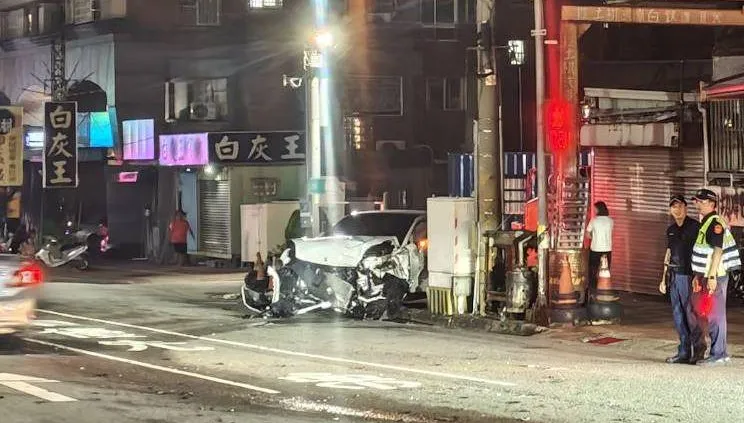 台中向上路再出事！酒駕男「高速闖紅燈衝撞」5車碎、6人送醫