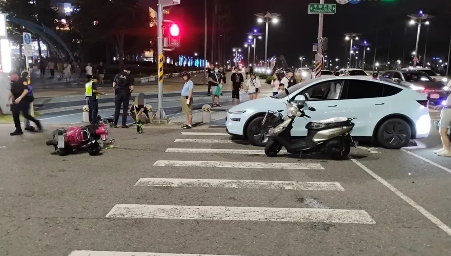 影/高雄男無照騎車載3歲童闖紅燈拒檢　撞車還酒測超標