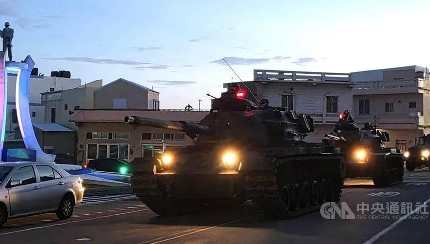 戰車夜馳澎湖街頭　國軍聯合防禦操演完成重要目標部署