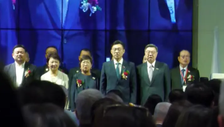 影/拒絕毒蘋果！卓榮泰台中同台盧秀燕　慘遭包圍怒嗆：院長下台！
