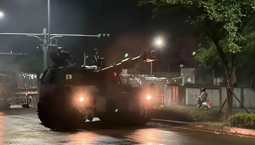影/第五作戰區聯合防禦操演　戰車、自走砲街頭夜間突襲