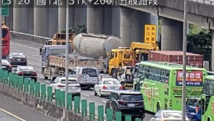 國道1號化學槽車追撞5車　2人輕傷未送醫
