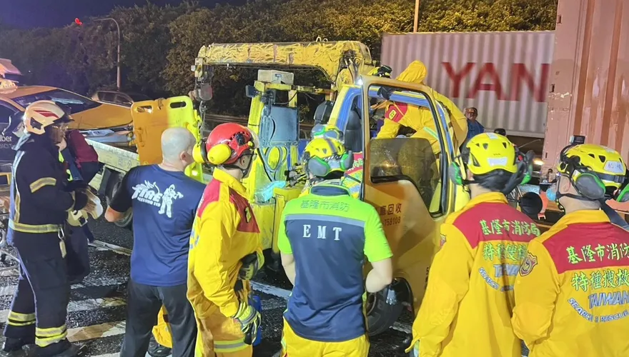 影/國道1號五堵段拖吊車追撞貨櫃車　車頭壓扁駕駛慘死