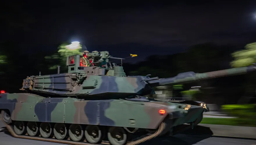 直擊！M1A2T戰車暗夜奔馳影像曝光