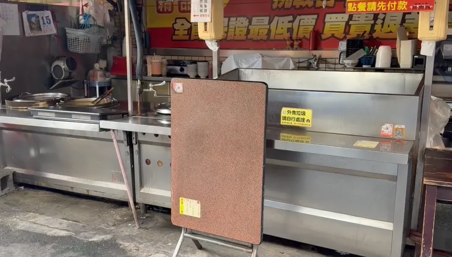 豐原廟東夜市大亂鬥！翻桌砸店嚇壞客　店家致歉提退費