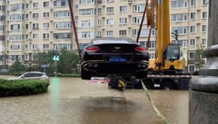 神操作！瀋陽車主擔心賓利豪車被水淹　雇吊車「懸半空」