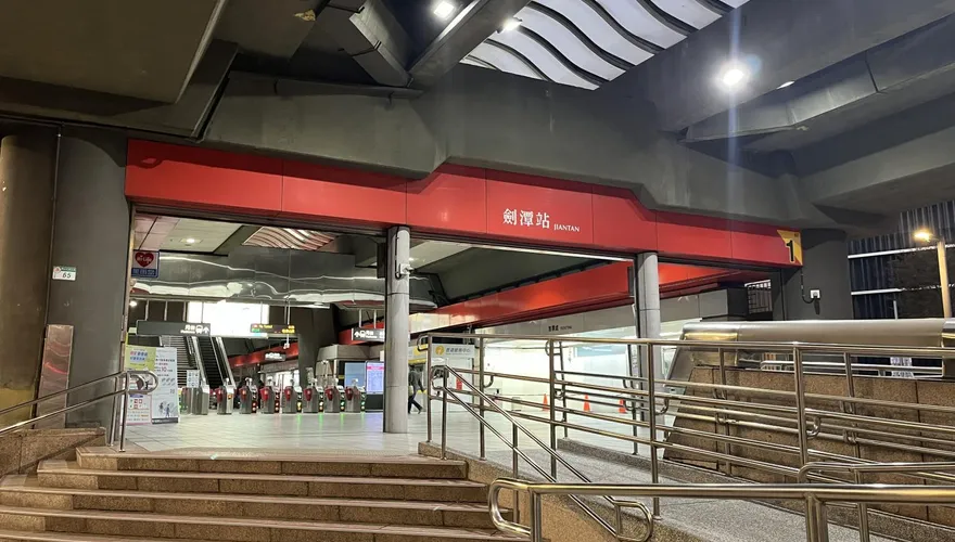 牽狗闖捷運公審站務員！北捷喊支持提告　男遭起底急刪文