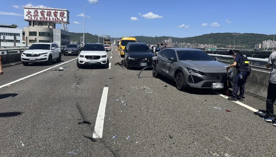 國1五楊高架5車連環撞2人傷　塞爆回堵1公里