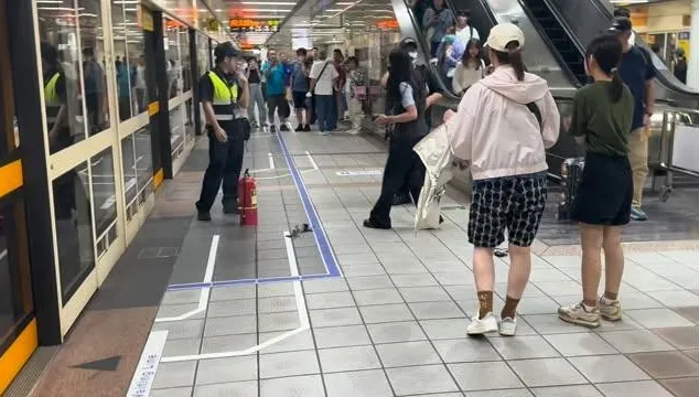 影/火光地上噴！北捷驚傳行動電源爆炸　旅客嚇瘋：以為隨機攻擊