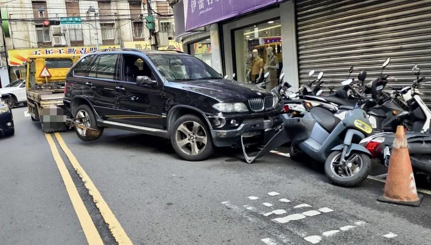 影/新北板橋拖吊車操作不慎　掃倒多台機車釀1傷