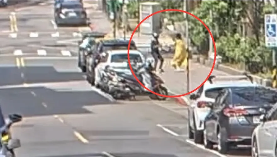 影/天母路邊當街持刀強盜搶包包　警3hrs速逮嫌犯