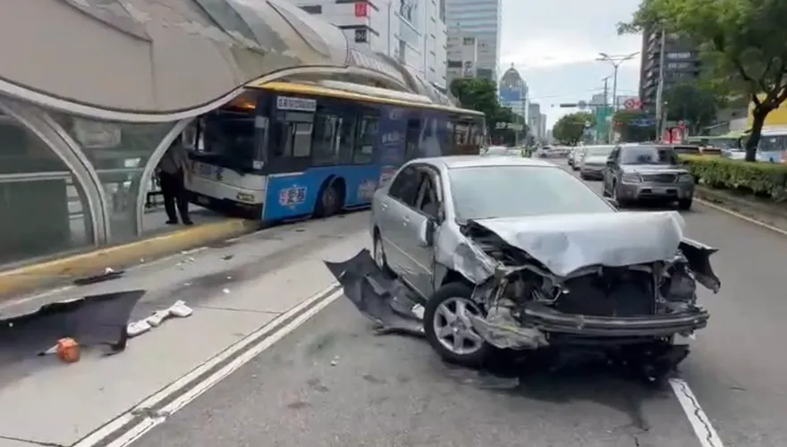 影/台中巨業客運公車車禍！撞進BRT科博館站釀5人受傷