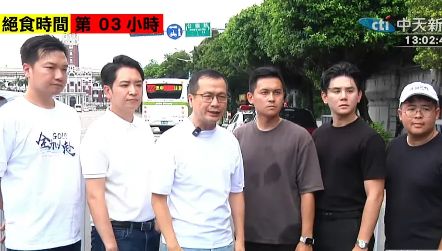 影/凱道靜坐絕食到725遊行！藍議員參選人穿黑衣嗆：中央政府已死