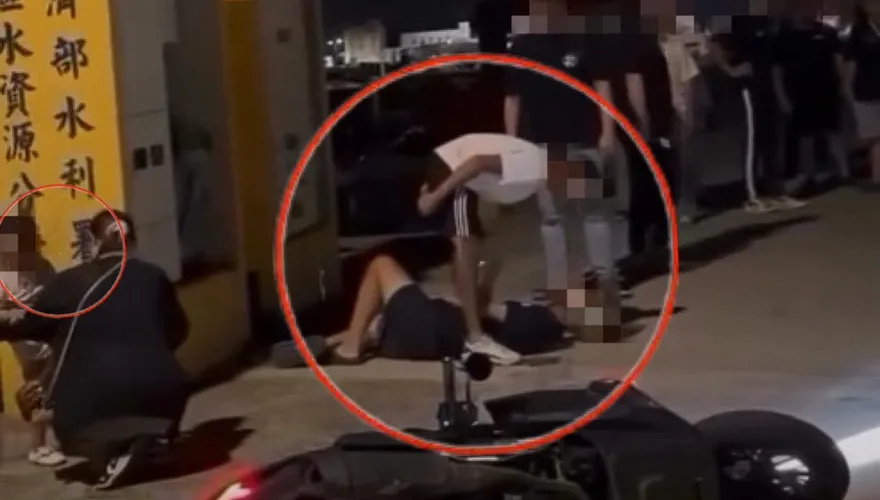 影/南寮漁港驚見89猴車聚！失控「高速衝撞母女」倒地