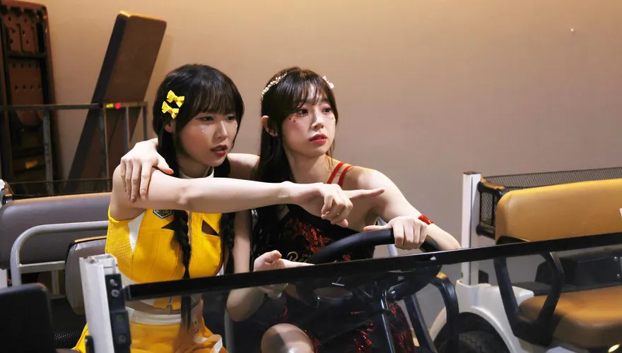 影/中職明星賽首合體應援！JJUBI、金娜妍「大巨蛋搞笑飆車」