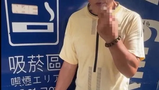 影/基隆公車站旁驚見阿北「喪屍抖」！網虧：還知道要在吸菸區