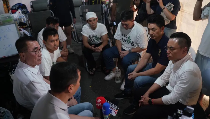 藍營小雞絕食抗議毒油！蔣萬安、李四川赴凱道慰問