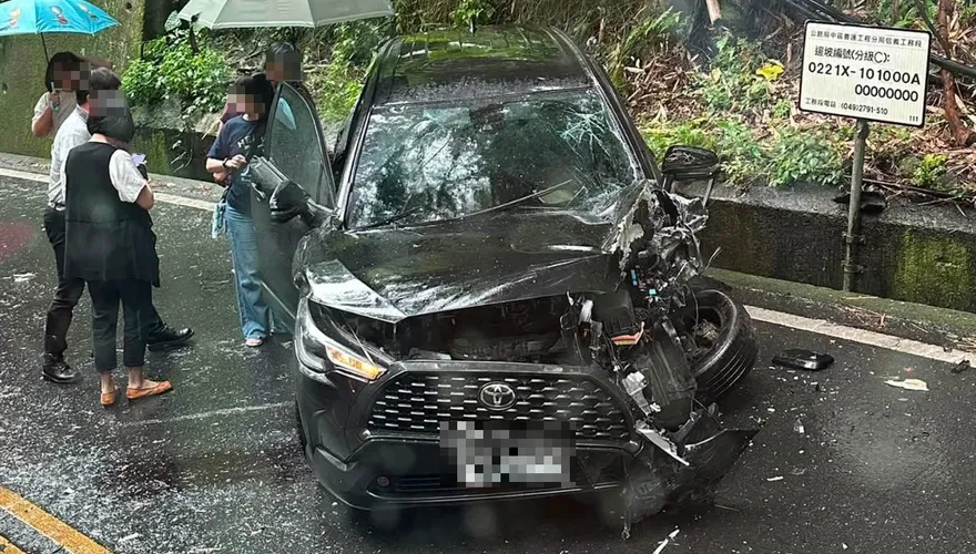 南投山區轎車撞遊覽車！酒測高達0.58　乘客苦等3小時氣炸