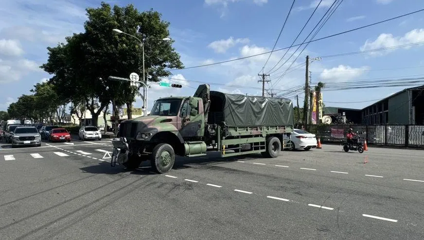 影/軍方又出包！軍卡違規迴轉大外割撞休旅車「害女腦震盪」
