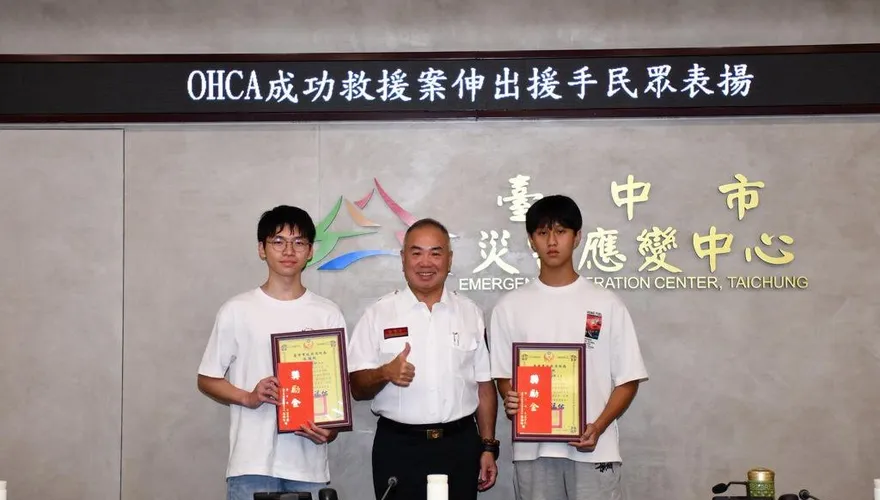 台中圖書館驚魂！16歲少年突倒地　2高中生聯手搶回一命