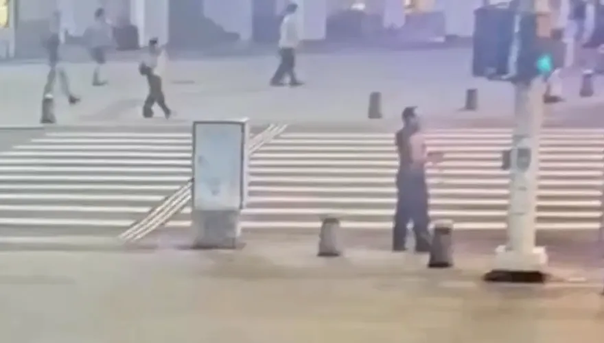 影/西門町捷運站外！61歲男子手持紅磚連扔6次　路人嚇壞