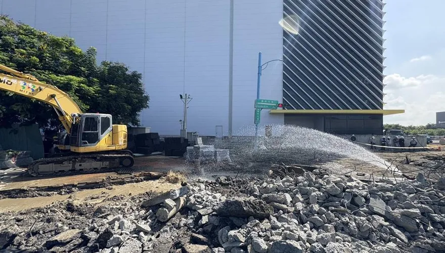 高雄路竹科學園區挖斷瓦斯管線！緊急灑水、止漏　幸無傷亡