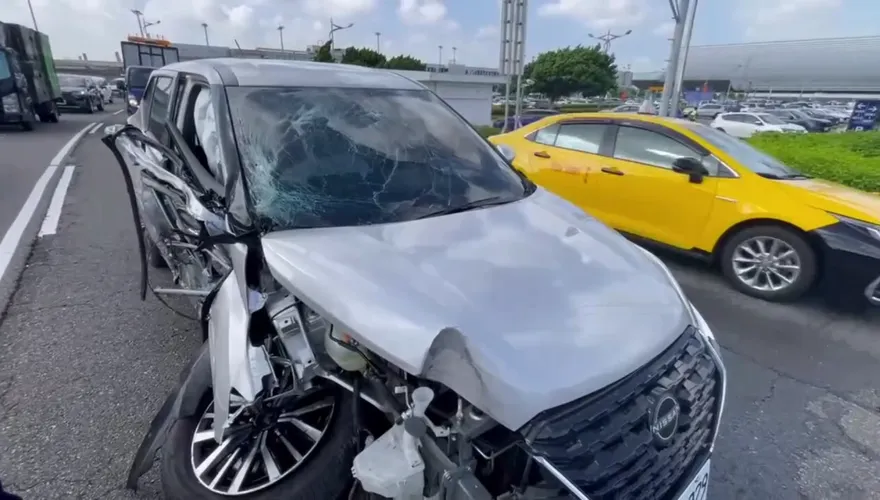 影/桃機一航廈前猛烈撞擊！「車頭嚴重損毀」零件狂噴