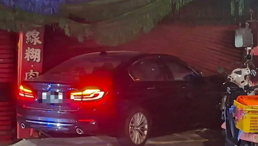 影/BMW深夜失控猛撞麵線糊店　駕駛「酒測超標」遭送辦