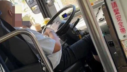影/新店公車司機開車抽加熱菸、嚼檳榔　離譜畫面曝