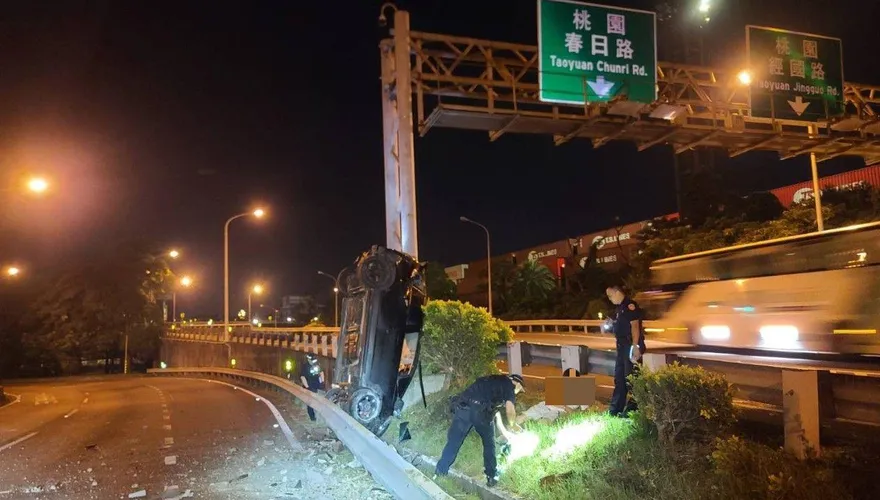 影/惹到桃園保大！毒駕女逃逸連人帶車「立筊」插在分隔島