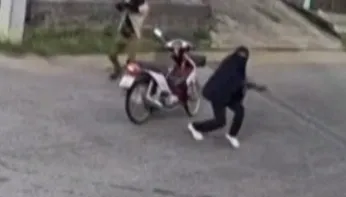 影/直擊恐攻血洗一幕！泰南5軍人死亡　10槍手變裝還燒車