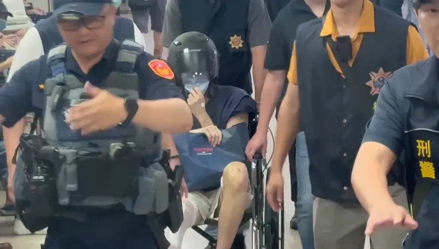影/50刀砍死妹夫！陽交大教授出院了　10警戒護移送