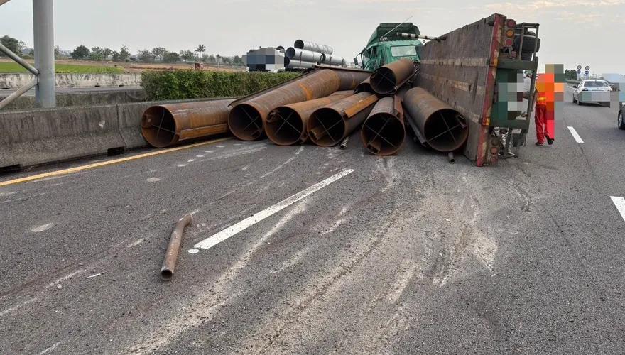 國1後壁段驚悚連撞！轎車慘淪廢鐵　聯結車巨大鋼管滾落