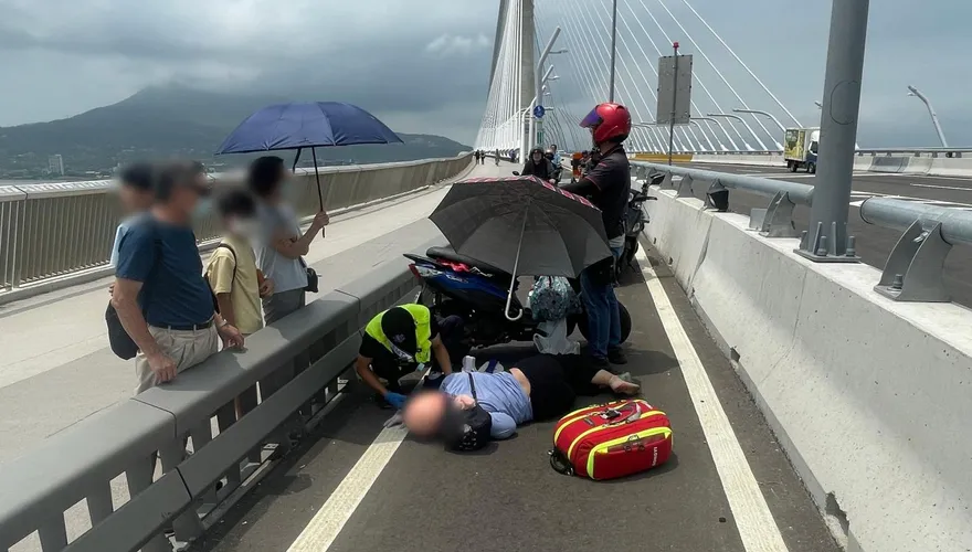 交通部長被打臉！女騎士淡江大橋慘摔　救護車無法跨越護欄救人
