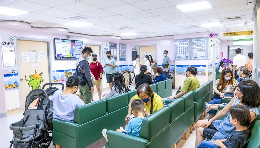 孩子發燒喘不過氣？新冠連6週升溫　醫急喊快打疫苗