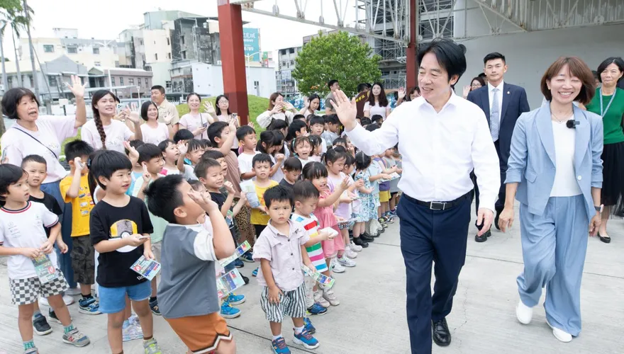 賴清德參訪海光幼兒園　喊讓年輕世代「敢婚、願生、樂養」