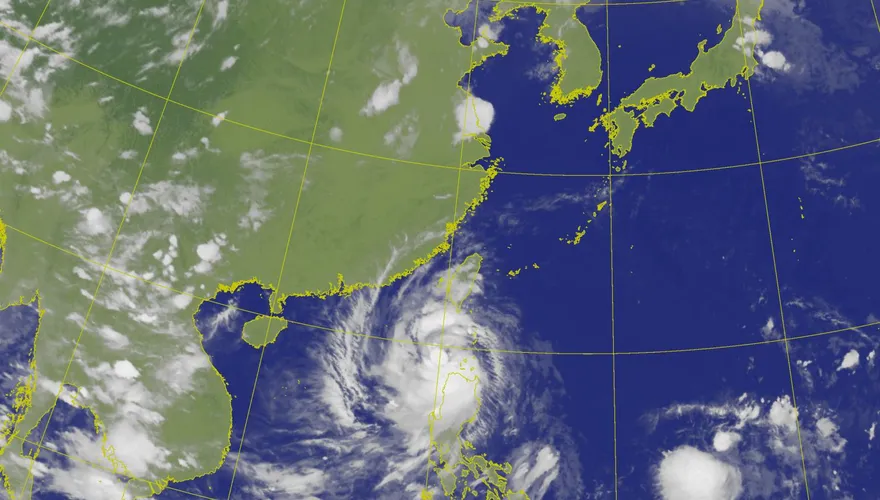 紅霞颱風快速增強！25日恐成中颱　台東恆春半島警戒豪雨