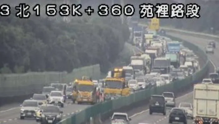 國3北向苑裡段大貨車翻覆　車體橫躺路面占2車道