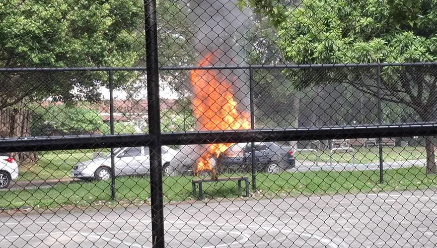 驗車前驚魂！台中男突聞汽油味急靠邊　愛車瞬間變火球