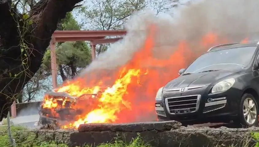 影/風太大！台1線枋山段停車場火燒車　幸無人傷亡