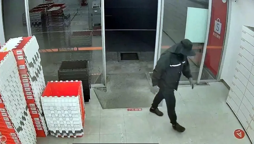 嘉義蝦皮店到店收銀機現金遭竊　穿雨衣犯案畫面曝