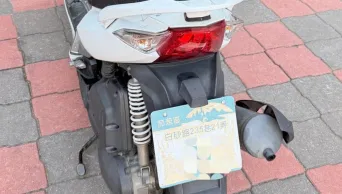 掛門牌當車牌！高雄無照男秒遭攔查　竟還驗出毒駕