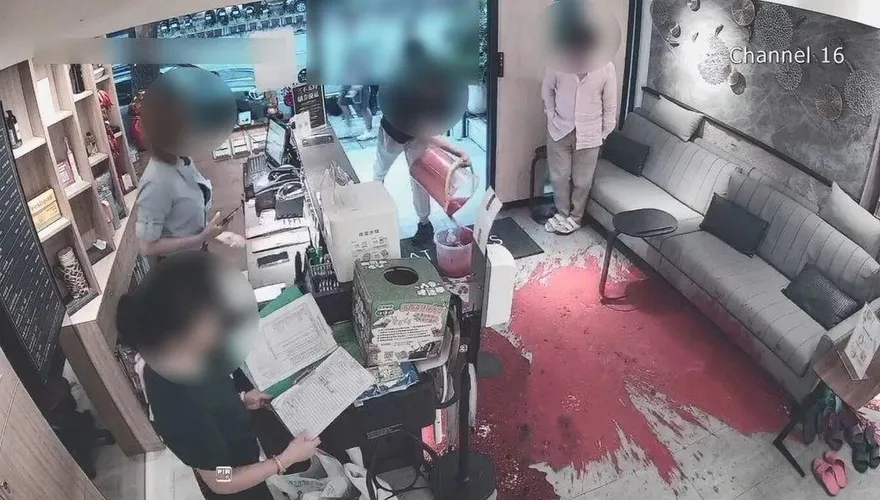 天母某按摩店遭潑漆、丟穢物　警逮8惡棍
