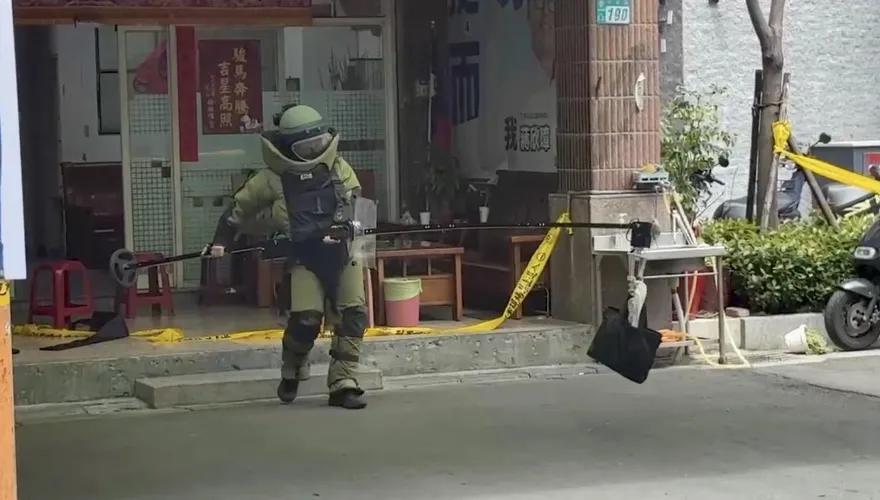 影/新北市議長服務處遭放爆裂物　包包內裝爆竹纏繞電線