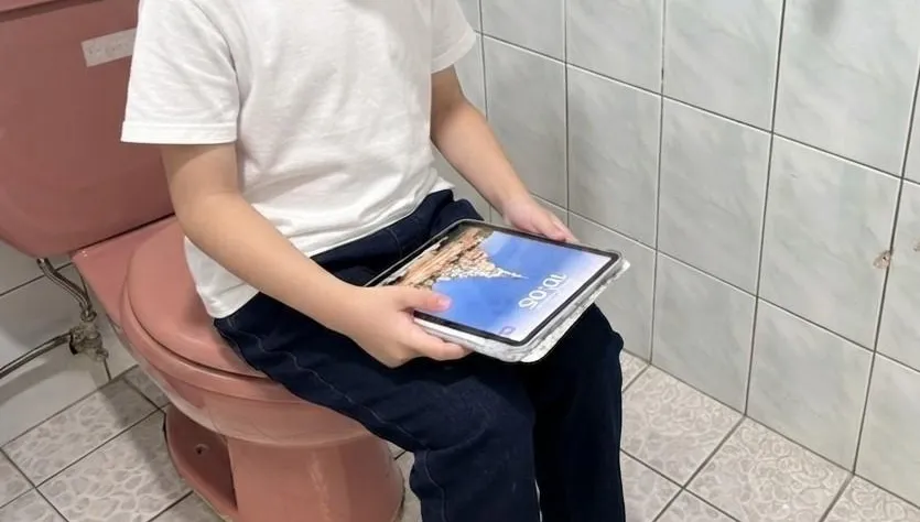 6歲童愛滑手機蹲馬桶「肛門凸一塊」！醫一查竟是直腸脫垂