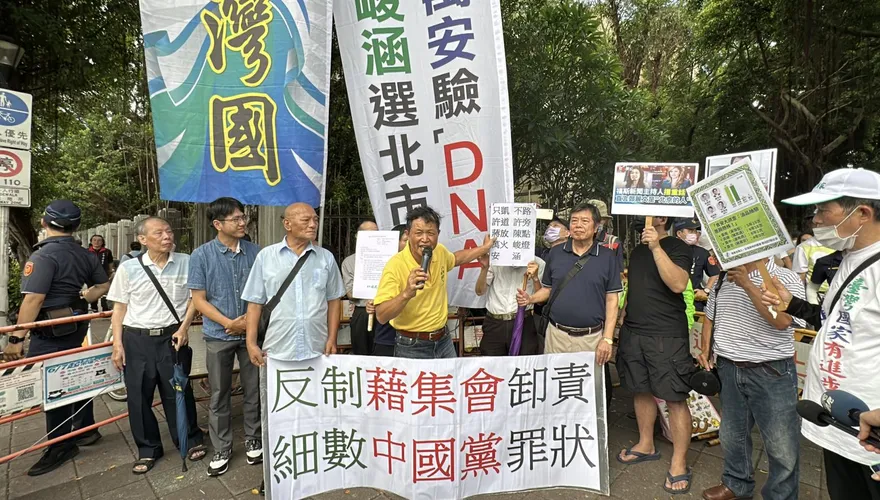影/直擊！725 「我是人我反毒台」　台灣國鬧場警舉牌警告