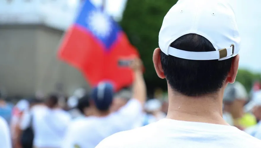 朱立倫「凱道台下背影照」挺反毒油影片創作者韋淳祐　轟賴政府查水表傷害民主
