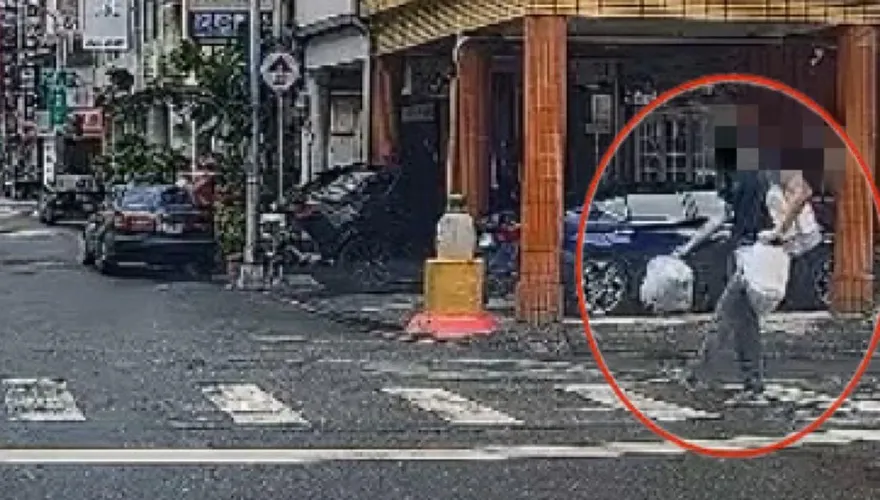 影/這款帝王行人！高雄男「斑馬線旁刻意停留還比YA」