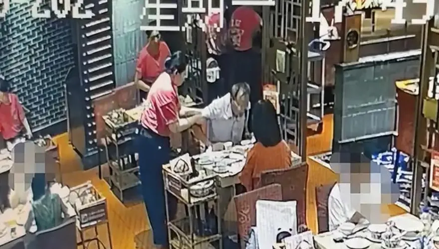 腹痛當中暑！杭州遊客突肝破裂大出血　暖心店長3句話救命